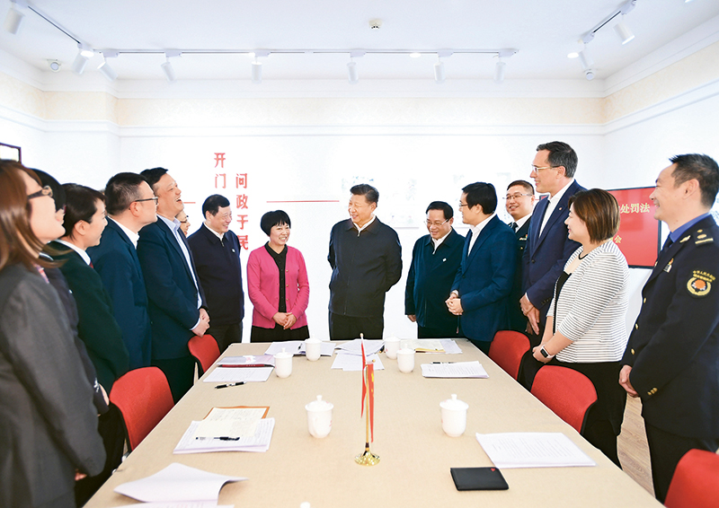 2019年11月2日至3日,中共中央總書(shū)記、國家主席、中央軍委主席(xí)習近平在上海考察(chá)。這(zhè)是(shì)2日下午(wǔ),習近平在長寧區虹(hóng)橋街道古北市民中心,同正在參加立法意見征(zhēng)詢的社區居(jū)民代表(biǎo)親切交(jiāo)流。 新華社記者 謝(xiè)環馳/攝