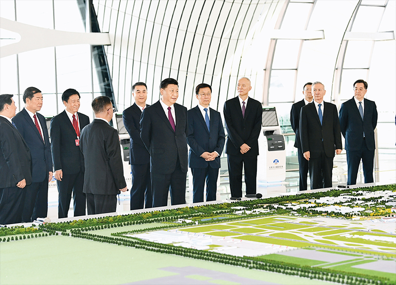 2019年(nián)9月25日上午,北京大興國(guó)際機場投運儀式在北京舉行。中共中央總書記、國家主席、中央軍委主席習近平出席儀式,宣布機場正式投(tóu)運並巡覽(lǎn)航站樓。這是習近平在綜合交通中心聽取機場綜合交通體係建設情況(kuàng)介(jiè)紹。