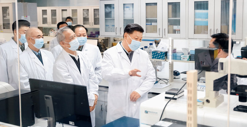 2020年3月2日,中共中央總書(shū)記、國家主席、中央軍委主席習近平在北京考察新冠(guàn)肺(fèi)炎防控科研攻關(guān)工作。這是習近平在軍事醫學(xué)研究院重(chóng)大(dà)疫情應急防控(kòng)藥物研究(jiū)室了解疫苗和抗體研製情況。