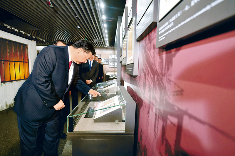 2017年10月31日,中共(gòng)中央總書記、國家主席、中央軍委主席習近(jìn)平帶(dài)領中共中央政治局常委李(lǐ)克強、栗戰書、汪洋、王滬寧、趙樂際、韓正,瞻仰上海中(zhōng)共一大會址和浙江(jiāng)嘉興南湖紅船。這是31日上(shàng)午,習(xí)近(jìn)平等在上海中共一大會址紀念館參觀。 新華社記者 李濤/攝