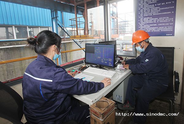 公司員工對剛進廠的煤進行取樣