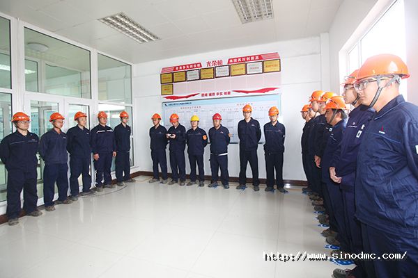 碳四車間員工（gōng）進行交接班