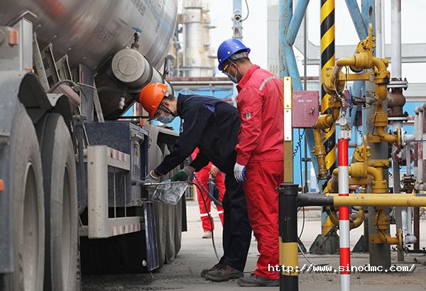 儲運部員工對入廠原料進行取樣