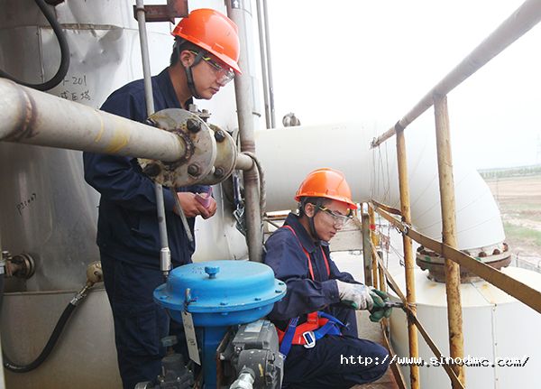 乙腈（jīng）車間員工（gōng）對隱患進行整改