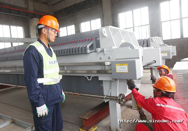 動力車間員工在壓濾機安裝現場監護