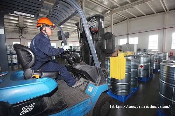 運營保障部員工在灌裝間作業