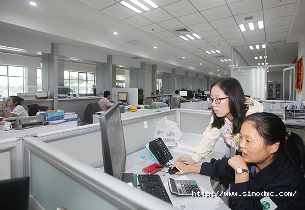 財務大廳人員在處理業務