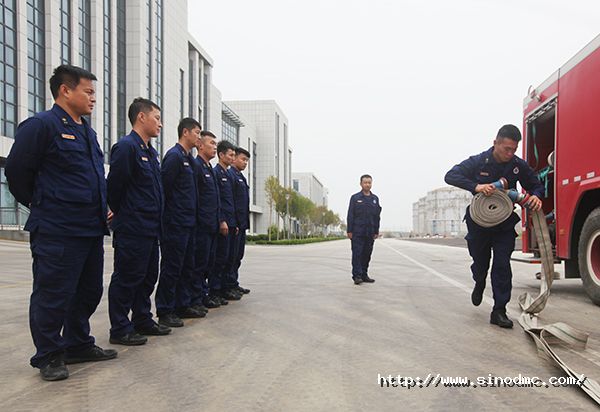 消防隊員進行例行訓（xùn）練