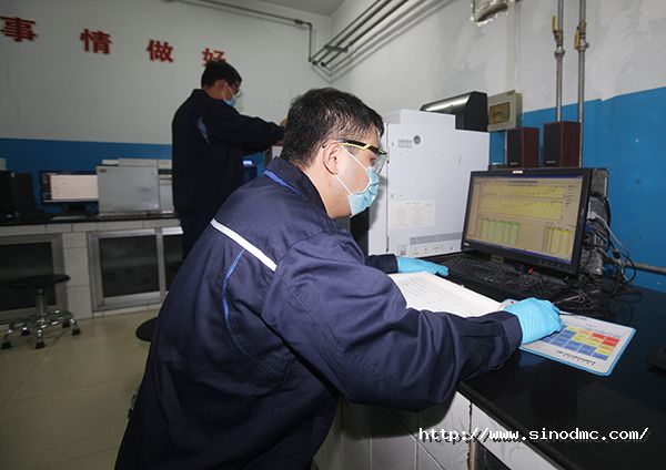 化驗分析中心員工對樣品進行分析