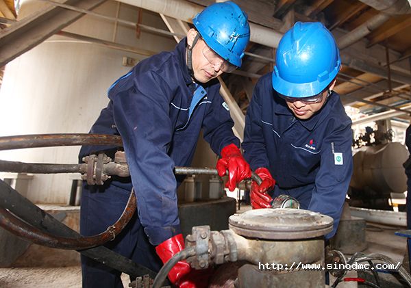 機修車間員工對機泵（bèng）進行維修