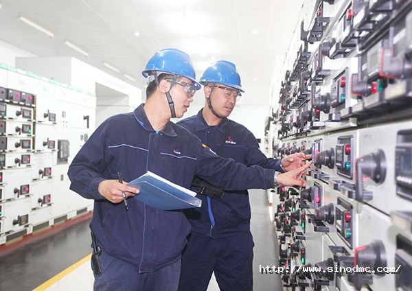 電氣車間（jiān）員工在配（pèi）電室例行巡檢