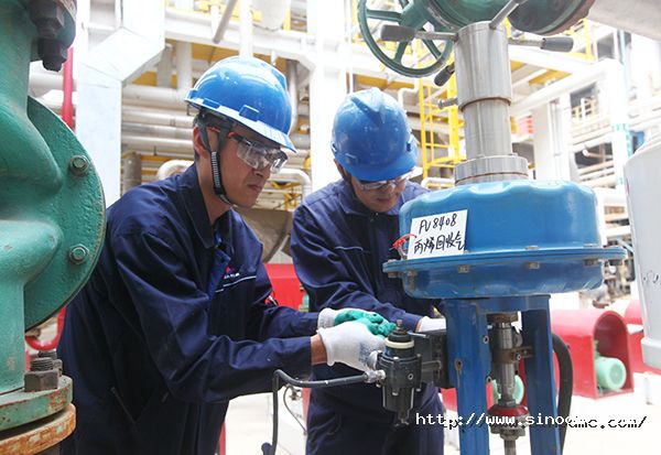 儀表車間員工在調校設（shè）備