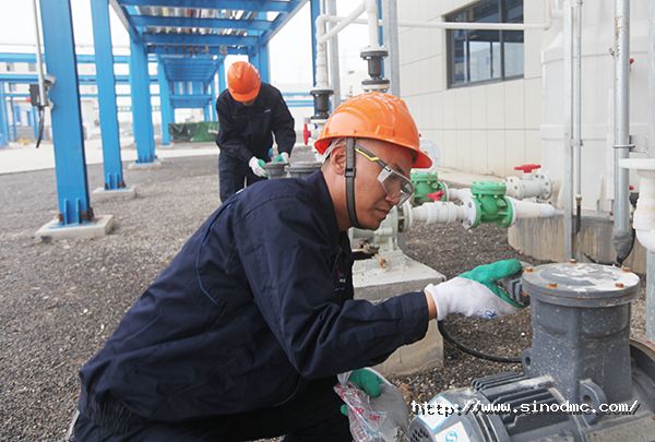 融創公司員（yuán）工對電機進行防爆封堵