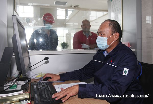 營銷大廳人員為客戶辦理業務